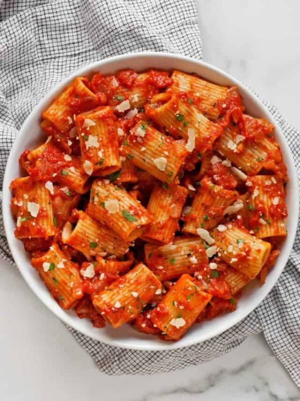 cropped-rigatoni-noodles-with-tomato-sauce.jpg