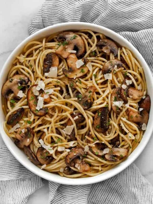 Spaghetti with lemon, garlic and sauteed mushrooms in a bowl.