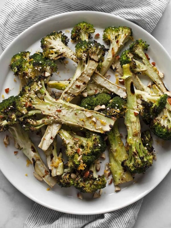 Easy grilled side dish: lemon marinated broccoli.